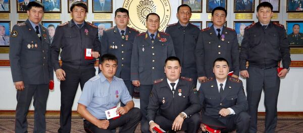 Министр Кашкар Джунушалиев поощрил оперативных сотрудников, которые участвовали в задержании похитителей мальчика Браилкин Данила - Sputnik Кыргызстан