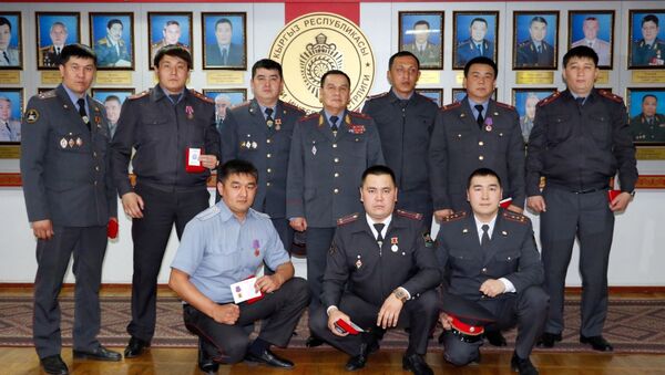 Министр Кашкар Джунушалиев поощрил оперативных сотрудников, которые участвовали в задержании похитителей мальчика Браилкин Данила - Sputnik Кыргызстан