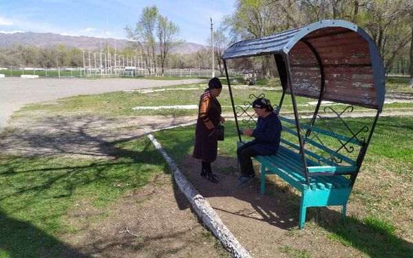 А на стадион митинговать пришли всего две женщины - Sputnik Кыргызстан