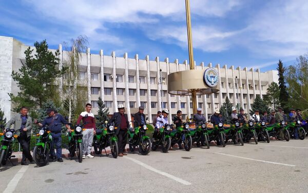 На площади прошло мероприятие, организованное Агентством развития и инвестирования сообществ КР, — оно вручило мотоциклы ветеринарам - Sputnik Кыргызстан