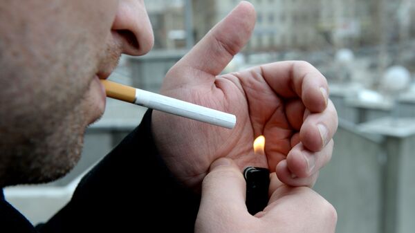Молодой человек курит сигарету. Архивное фото - Sputnik Кыргызстан