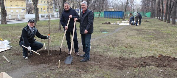Москвада жашаган мекендештер Айтматов атындагы сейил бакты тазалашты Москвада жашаган мекендештер Айтматов атындагы сейил бакты тазалашты - Sputnik Кыргызстан