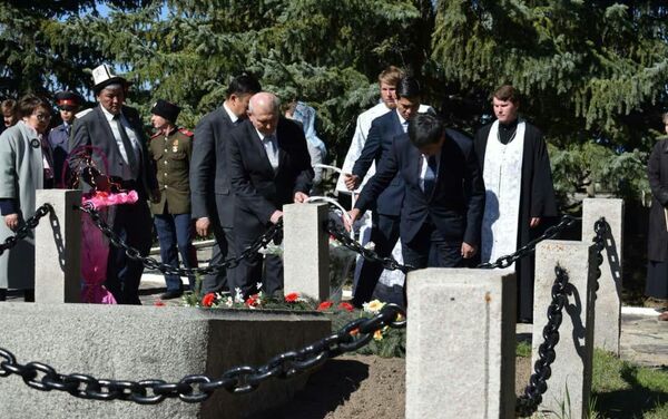 Они посетили музей, побывали на экскурсии и возложили венки к памятнику Пржевальскому. - Sputnik Кыргызстан