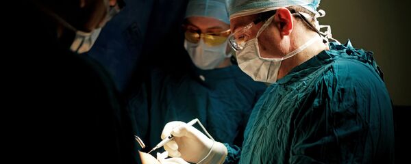 Хирурги во время операции. Архивное фото - Sputnik Кыргызстан