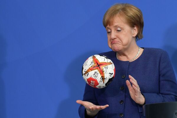 Германиянын канцлери Ангела Меркель ага өлкөнүн гандбол федерациясынын президенти берген топту колуна алды - Sputnik Кыргызстан
