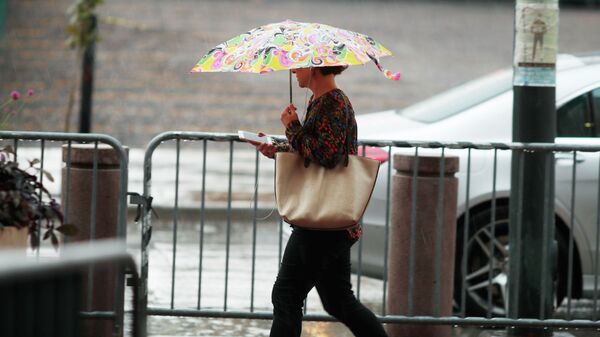 Женщина с зонтом во время дождя. Архивное фото - Sputnik Кыргызстан