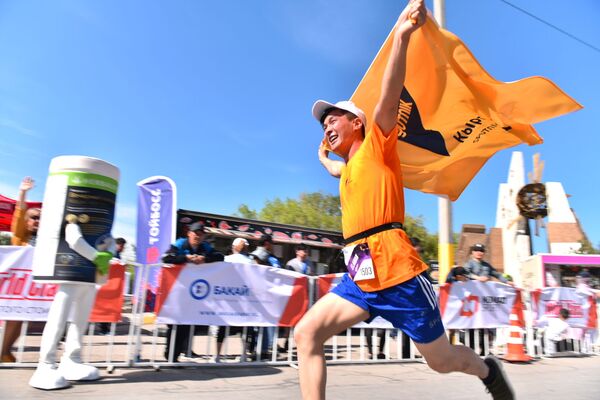 Бакай Банк Жаз Деми жарым марафонунун катышуучусу. Спорттук иш-чарага 1500 киши катышты. - Sputnik Кыргызстан