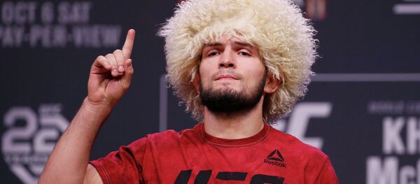 Хабиб Нурмагомедов позирует во время взвешивания. Архивное фото - Sputnik Кыргызстан