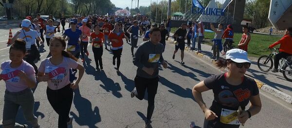 Кыз-жигиттердин жайдары маанайы... Бишкекте чуркаган 1500 жөө күлүктүн видеосу - Sputnik Кыргызстан