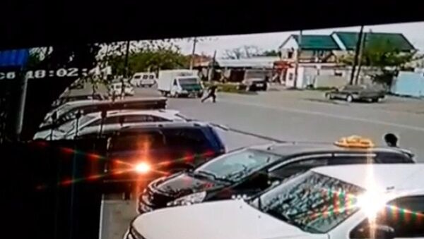 На видео попал момент смертельного наезда грузового буса на пешехода в Бишкеке - Sputnik Кыргызстан