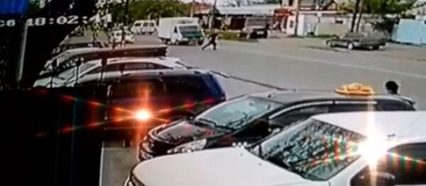 Бишкекте жүк ташыган бус кишини учура сүзгөнү видеого түшүп калган - Sputnik Кыргызстан