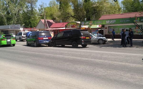 На улице Алматинской по дороге в сторону КПП Акжол — Кордай столкнулись три автомашины - Sputnik Кыргызстан