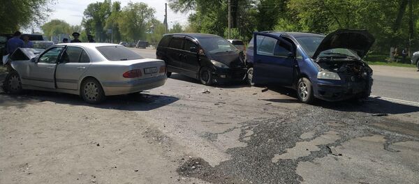 Алматы көчөсүнүн Акжол — Кордай чек ара бекетине кеткен тарабында үч унаа кагышты Алматы көчөсүнүн Акжол — Кордай чек ара бекетине кеткен тарабында үч унаа кагышты - Sputnik Кыргызстан