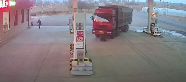 Мужчина пытался остановить собой фуру, но грузовик врезался в АЗС — видео Мужчина пытался остановить собой фуру, но грузовик врезался в АЗС — видео - Sputnik Кыргызстан