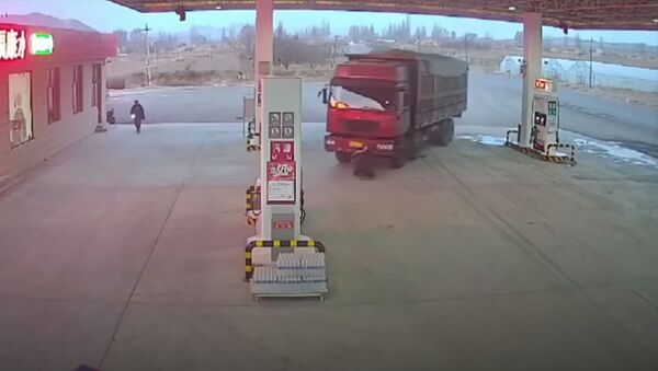 Мужчина пытался остановить собой фуру, но грузовик врезался в АЗС — видео - Sputnik Кыргызстан