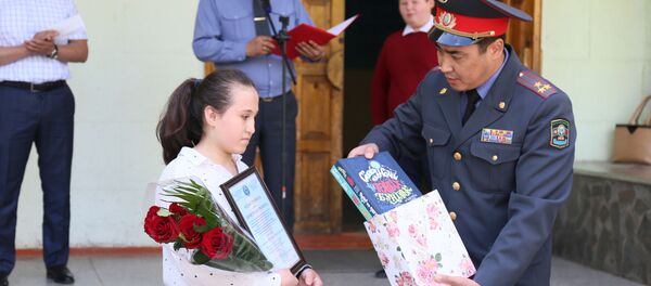 Награждение ученицы школы-гимназии №4 Малики Усмановой Награждение ученицы школы-гимназии №4 Малики Усмановой - Sputnik Кыргызстан