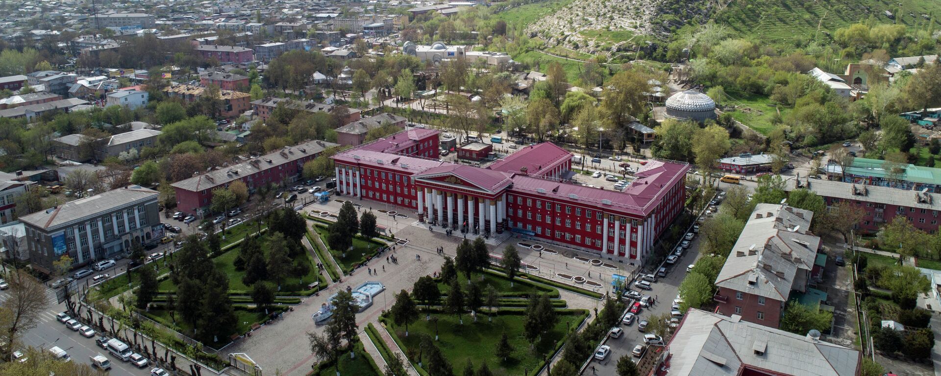 Вид на главный корпус Ошского Государственного университета. Архивное фото - Sputnik Кыргызстан, 1920, 14.09.2022