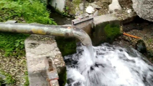 В Бишкеке из трубы просто так утекает много чистой воды — видео - Sputnik Кыргызстан