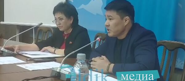Депутаттар Тазабек Икрамов менен Евгения Строкова айтыша кетти. Видео - Sputnik Кыргызстан