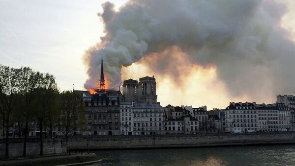 Пожар произошёл в здании собора Парижской Богоматери в Париже. 15 апреля 2019 года - Sputnik Кыргызстан