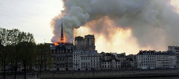 Пожар в здании собора Парижской Богоматери - Sputnik Кыргызстан