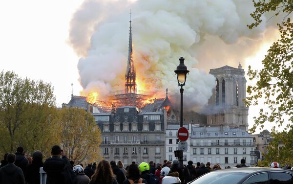 Пожар произошёл в здании собора Парижской Богоматери в центре французской столицы - Sputnik Кыргызстан