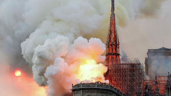 Момент обрушения шпиля собора Парижской Богоматери попал на видео - Sputnik Кыргызстан