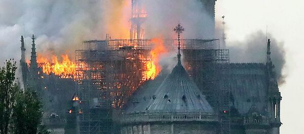 LIVE Пожар в Нотр-Даме LIVE Пожар в Нотр-Даме - Sputnik Кыргызстан