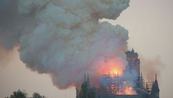 Пожар в здании собора Парижской Богоматери - Sputnik Кыргызстан