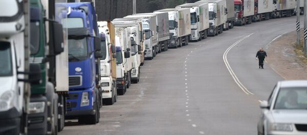Фуры стоят в очереди на границе. Архивное фото - Sputnik Кыргызстан
