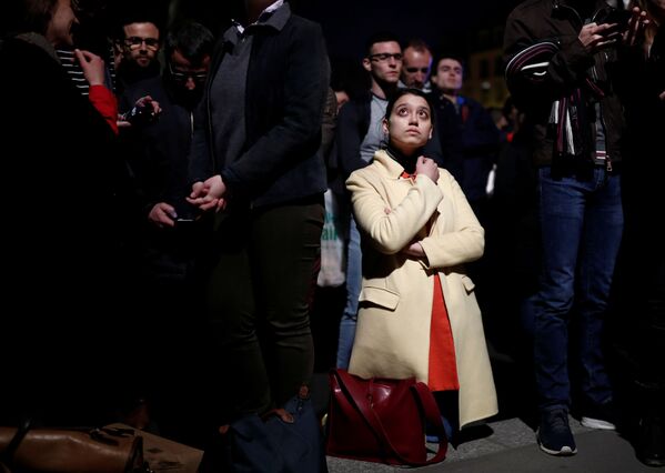 Люди смотрят на пожар в соборе Парижской Богоматери - Sputnik Кыргызстан