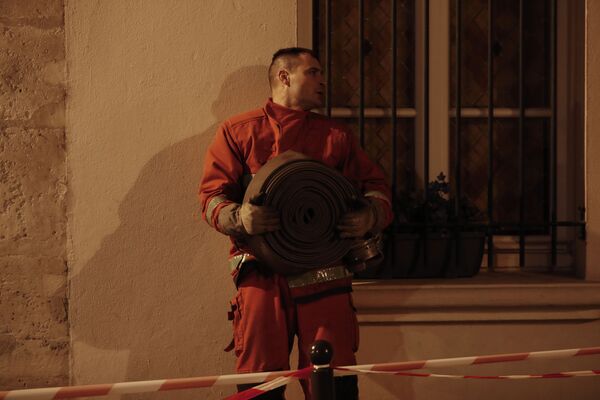 Пожарный во время тушения пожара в соборе Парижской Богоматери - Sputnik Кыргызстан