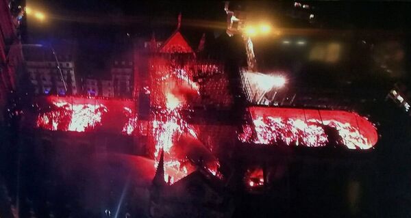 Пожар в соборе Парижской Богоматери, вид сверху  - Sputnik Кыргызстан