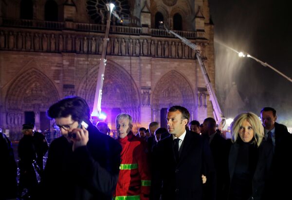 Президент Франции Эмманюэль Макрон с женой на месте пожара в соборе Парижской Богоматери - Sputnik Кыргызстан
