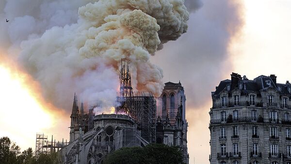 Дым от пожара над собором Парижской Богоматери - Sputnik Кыргызстан