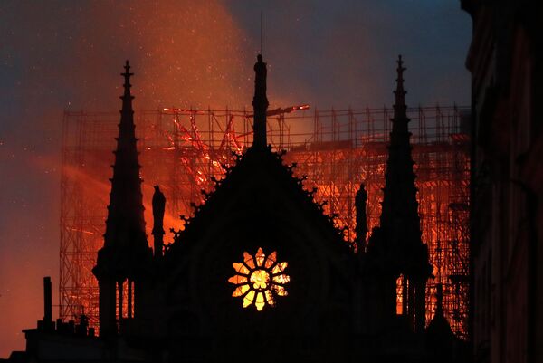 Пожар в соборе Парижской Богоматери - Sputnik Кыргызстан