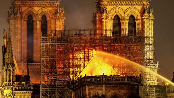 Пожар в соборе Парижской Богоматери. Архивное фото - Sputnik Кыргызстан