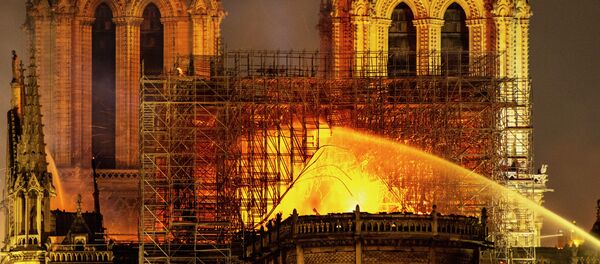 Пожар в соборе Парижской Богоматери. Архивное фото - Sputnik Кыргызстан