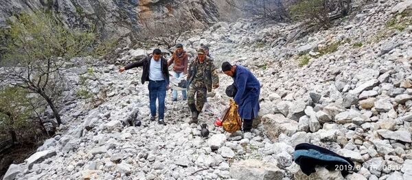 Спасение мужчины, который сорвался со скалы в Джалал-Абаде - Sputnik Кыргызстан