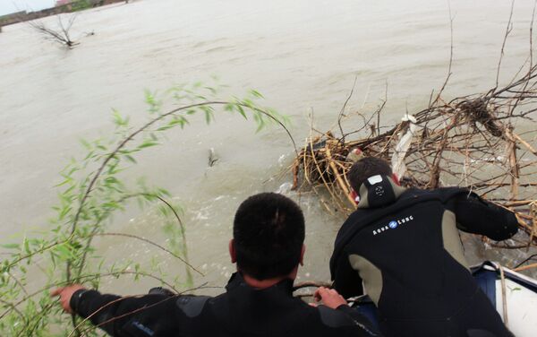На место сразу же выехали спасатели, которые по сей день ведут поиски тела. - Sputnik Кыргызстан