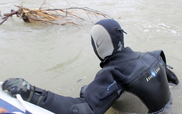 Эске салсак, 11-апрель күнү бөбөк Ат-Башы дарыясына түшүп кеткен. - Sputnik Кыргызстан