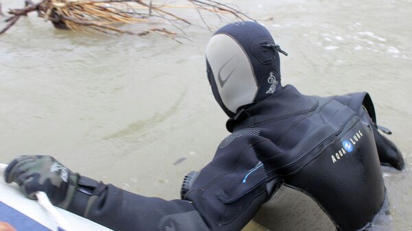 Сууга чөгүп кеткен балдарды издөө. Архив - Sputnik Кыргызстан