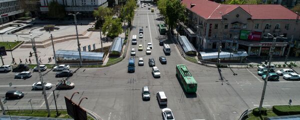 Автомобили на пересечении улицы Байтик-Баатыра и проспекта Чуй в Бишкеке. Архивное фото - Sputnik Кыргызстан