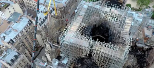 Видео с дрона — как выглядит сгоревший собор Парижской Богоматери - Sputnik Кыргызстан