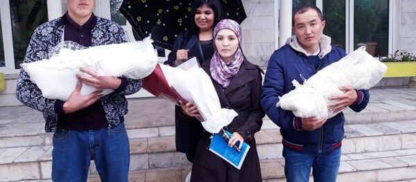 Гульзина Абдимажитова, родившая в Ошском областном роддоме дочерей-близняшек  - Sputnik Кыргызстан