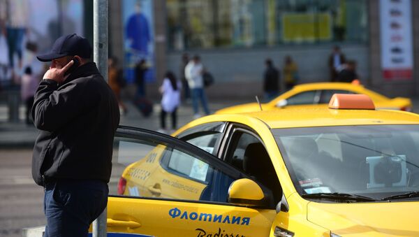 Водитель такси разговаривает по телефону. Архивное фото - Sputnik Кыргызстан