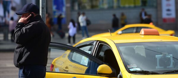 Водитель такси разговаривает по телефону. Архивное фото - Sputnik Кыргызстан