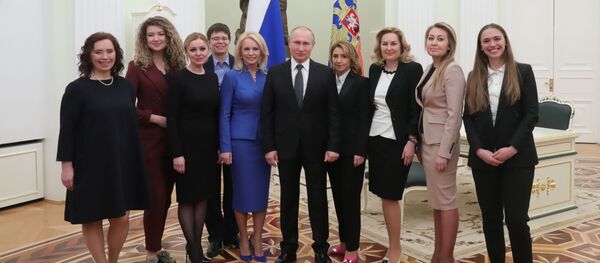 Президент РФ Владимир Путин во время встречи с выпускниками второго потока программы развития управленческого кадрового резерва. - Sputnik Кыргызстан