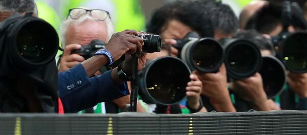 Фотографы на футбольном матче. Архивное фото Фотографы на футбольном матче. Архивное фото - Sputnik Кыргызстан