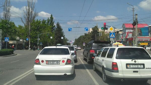 Дорожные знаки по улице Юнусалиева в районе Ортосайского рынка - Sputnik Кыргызстан